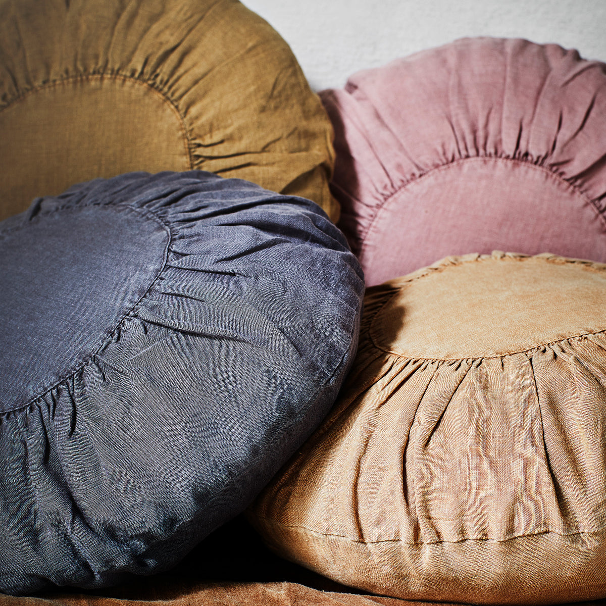 Madam Stoltz Round linen cushion charcoal - Scandi Minimal